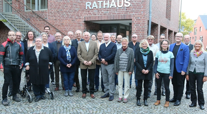 Gruppenfoto der Ratsmitglieder vor dem Rathaus&nbsp;&copy;&nbsp;Herr Wirausky - Calenberger Zeitung
