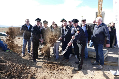 Spatenstich Feuerwehr Lemmie. An den Spaten von links: Ortsbrandmeister Martin Walter, stellv. Ortsbrandmeister Andreas Strietzel, Katrin Beckers, Malte Losert, Kristof Schwake (Regionbrandschutzabschnittsleiter II)&nbsp;&copy;&nbsp;Stadt Gehrden