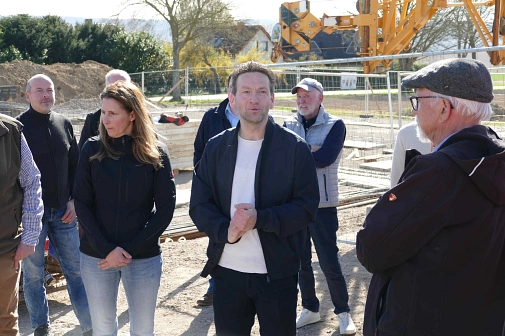 Spatenstich Feuerwehr Lemmie. Bürgermeister Malte Losert (Bildmitte) hält die Eröffnungsrede&nbsp;&copy;&nbsp;Stadt Gehrden