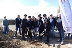 Spatenstich Feuerwehrhaus Lemmie. Von links an den Spaten: Ortsbrandmeister Martin Walter, stellv. Ortsbrandmeister Andreas Strietzel, Katrin Beckers (SHIFT.-Architekten), Bürgermeister Malte Losert, Kristof Schwake (Regionbrandschutzabschnittsleiter II)